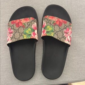Gucci GG supreme monogram Black and Pink Sandals with Floral Design